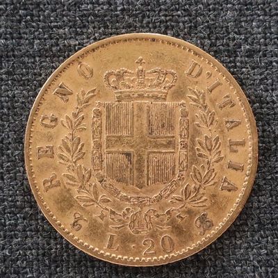 gros plan d'une pièce d'or portant des armoiries