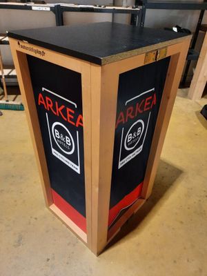 une boîte en bois sur laquelle est inscrit « arkex »
