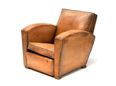 une image représentant un fauteuil en cuir marron posé sur un sol blanc