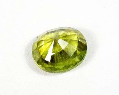 Sphène (titanite) jaune-vert taille coussin.