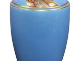 une urne bleue ornée d'un décor doré
