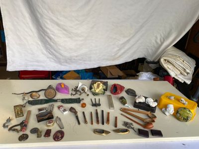 une table blanche sur laquelle sont posés de nombreux objets différents