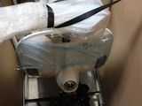 des toilettes emballées dans du plastique et placées dans un carton