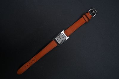 gros plan d'une montre sur une surface noire avec un fond noir