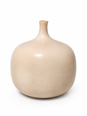 un vase blanc posé sur une surface blanche