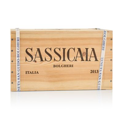 La boîte en bois contient une bouteille de sassiciaa.