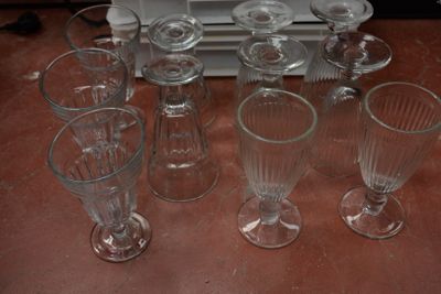 un grand nombre de verres à vin vides posés sur une table