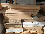 une pile de boîtes empilées les unes sur les autres