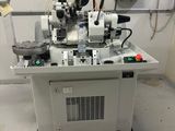 une machine posée sur une table dans une pièce