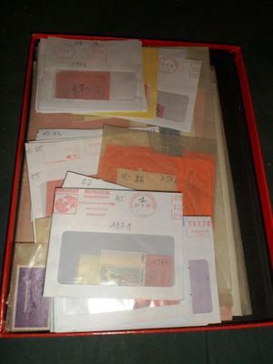 une boîte rouge remplie de toutes sortes de courriers