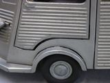 un camion jouet posé sur une table