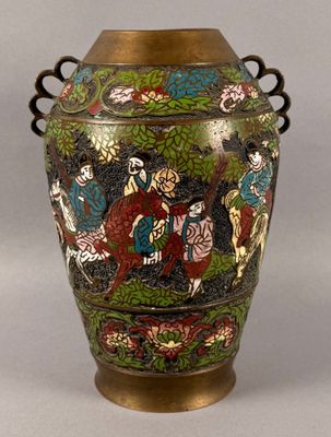 un vase avec un tableau posé sur une table