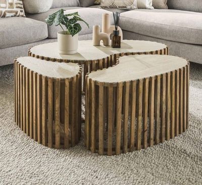 une table basse faite de rondins de bois posée à même le sol