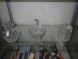 une vitrine en verre sur laquelle sont exposés divers objets en verre