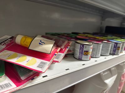 de nombreuses boîtes de conserve sur une étagère dans un réfrigérateur