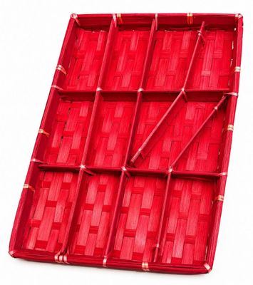une image représentant un plateau rouge à six compartiments posé sur une surface blanche