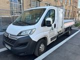 un camion blanc garé sur le bord de la route