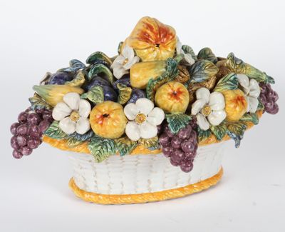 figurine en porcelaine représentant un panier de fruits et de fleurs