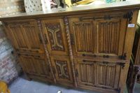 Grande armoire néo-gothique flamande - chêne - sculptée avec…
