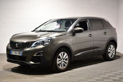 une photo d'un SUV gris garé dans un garage