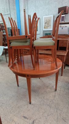 de nombreuses chaises posées sur une table dans une pièce