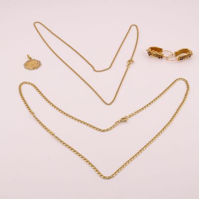 une collection de bijoux en or comprenant un collier, une bague et une bague