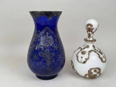 deux vases posés l'un à côté de l'autre sur une table
