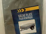 un paquet de feuilles en plastique posé sur une boîte en carton