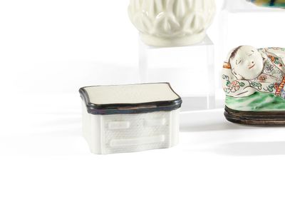 une petite boîte contenant une petite figurine et une petite boîte sur laquelle est posée une petite figurine