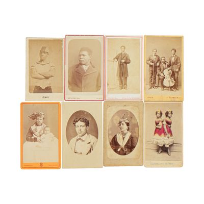 une vieille photo montrant un groupe d'hommes et de femmes posant pour une photo