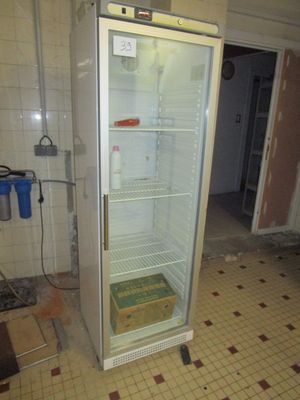 une photo d'un réfrigérateur dans une cuisine en cours de rénovation