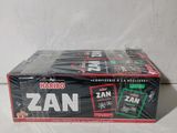 une photo d'un paquet de cigarettes « Zan » posé sur une table