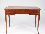 un bureau en bois avec des tiroirs et des tiroirs sur le dessus
