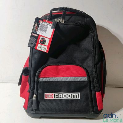 un sac à dos noir et rouge muni d'une étiquette