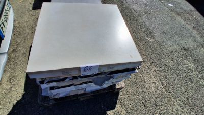 une pile de cartons posée au bord de la route