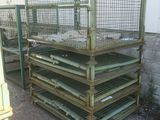 de nombreuses cages empilées les unes sur les autres