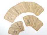une image représentant un paquet de vieilles cartes à jouer posées sur une surface blanche