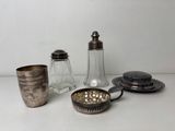 beaucoup d'objets en argent et en verre sur la table