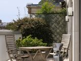 une table et des chaises sur le balcon d'une maison