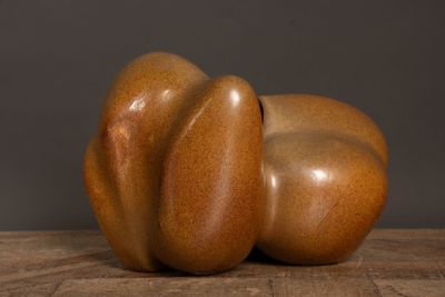 une sculpture en bois représentant deux poires posées sur une table