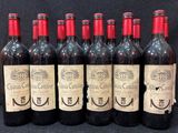 six bouteilles de vin rouge sont alignées