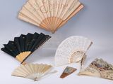 de nombreux types d'éventails sur la table