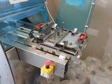 une machine posée à côté de quelques rouleaux de papier toilette