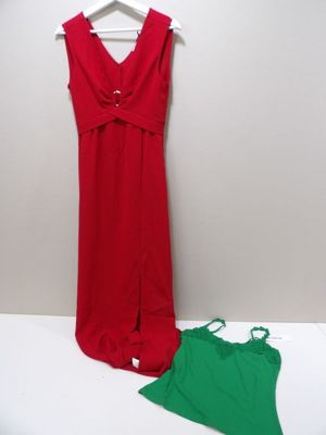 une robe rouge et verte et un débardeur vert sur un cintre