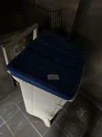 Quatre poubelles plastiques (photo 3)