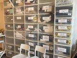 une pièce remplie de cartons et de chaises