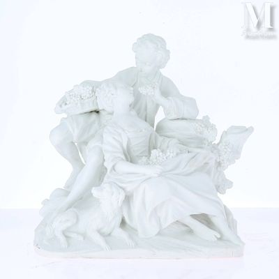 une figurine blanche représentant une femme tenant un panier de fleurs