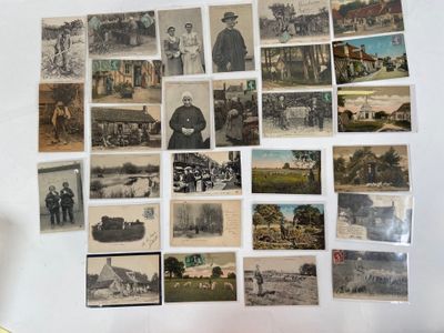 de nombreuses vieilles photos de personnes et d'animaux accrochées au mur