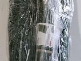 plusieurs bobines de fil emballées dans du plastique, posées sur une table