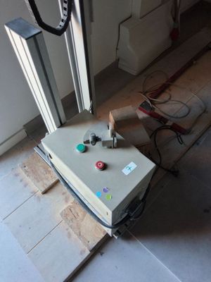une machine posée sur le sol de la pièce